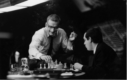 乔治-C-斯科特与库布里克在棚里下象棋