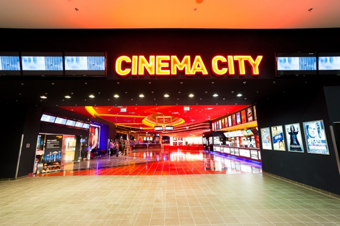多厅影院的诞生说明了电影产业的飞速发展。