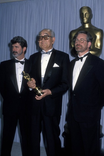 黑泽明在1990年获得奥斯卡终身成就奖，左右两边分别为乔治·卢卡斯与史蒂文·斯皮尔伯格