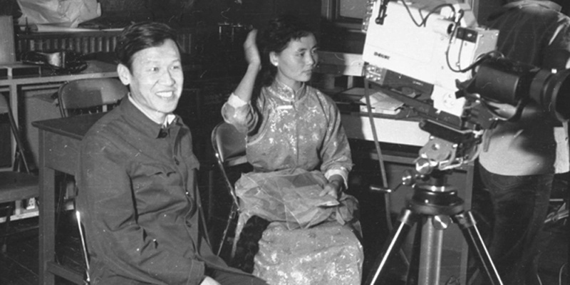 北京电影学院民族班的“录像课”上，谢飞副院长现场指导，1981年