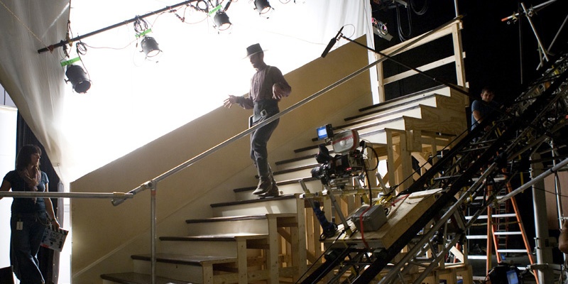 为了拍摄奴隶主比利·克拉什（沃顿·戈金斯饰演）下楼梯的脚部特写，摄制组搭建了一个大型楼梯，同时机械组架了一条32 英尺的轨道使其与楼梯平行。