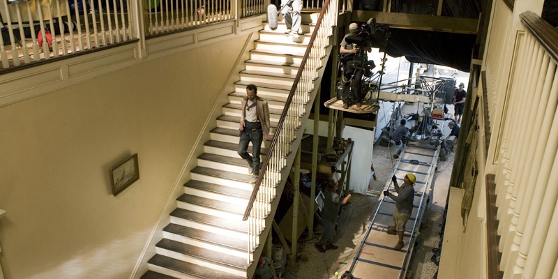 SOC的斯坦尼康摄影师拉瑞·麦肯锡，用摇臂拍摄比利·克拉什走下楼梯到外景。