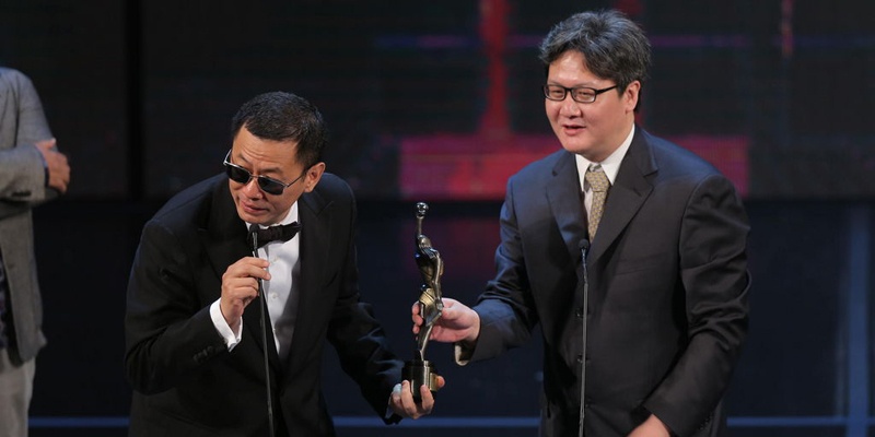 <em>《一代宗师》</em>荣获第33届香港电影金像奖最佳编剧，图为王家卫（左）与徐皓峰（右）发表获奖感言