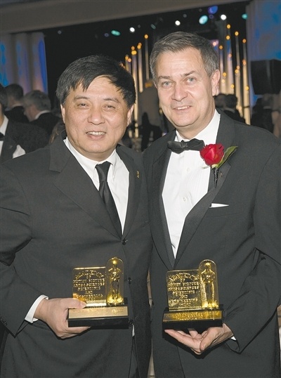 国内著名制片人方励（左）因投资开发FCI航拍机荣获2014年奥斯卡科技成果奖。