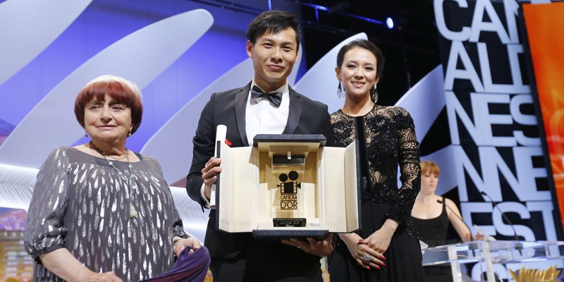 2013年，第66届戛纳国际电影节金摄影机将由陈哲艺（中）导演的<em>《爸妈不在家》</em>获得，颁奖人为章子怡（右）和阿涅斯·瓦尔达（左）