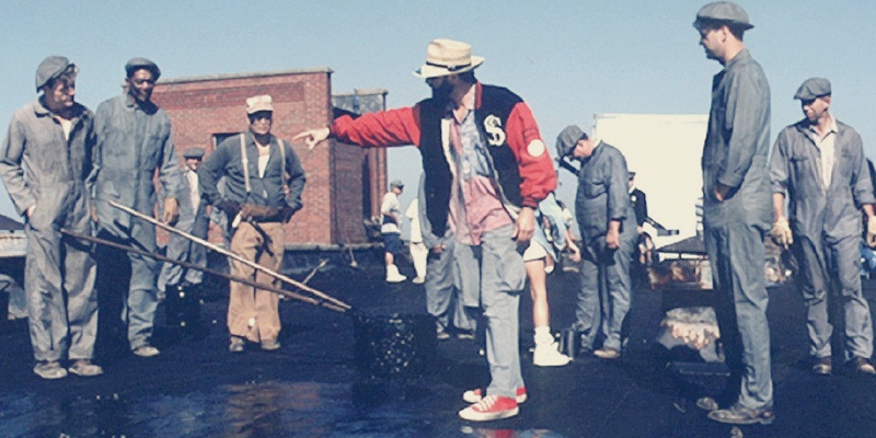 <em>《肖申克的救赎》</em>工作照，正在拍摄屋顶上柏油的片段