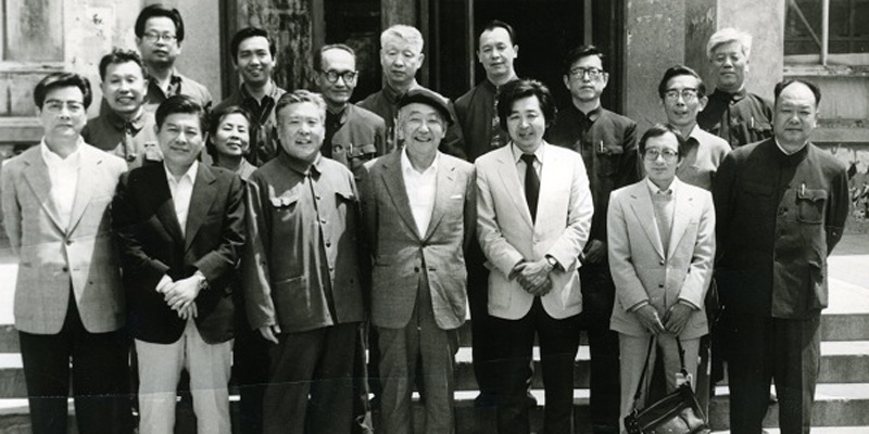 山本萨夫（下排左四）导演与山田洋次（下排右三）导演曾来华参观过北京电影学院
