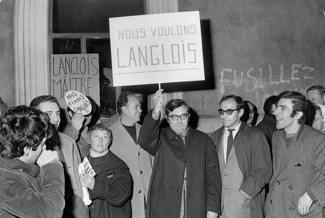1968 年，时任法国文化部长的马尔罗罢免了朗格卢瓦电影资料馆馆长一职，夏布洛尔（中间举牌者）、让·鲁什（中左）、戈达尔（中右）走上街头抗议，并与警察发生了冲突