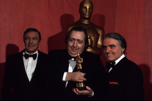 1974 年 4 月 2 日，朗格卢瓦从演员金·凯利和美国电影协会主席杰克·瓦伦蒂手中接过奥斯卡荣誉奖