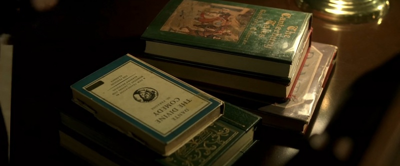 老探员沙摩塞在图书馆中从但丁的《神曲》乔叟的《坎特伯雷故事集》米尔顿的《失乐园》中查找凶案线索和谜题