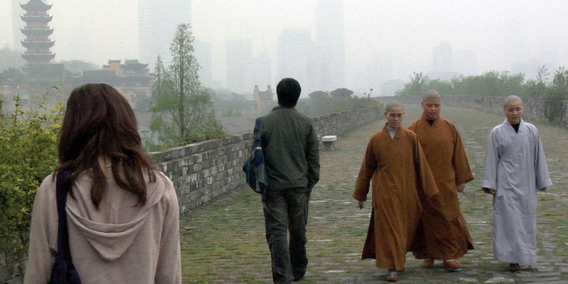 《春风沉醉的夜晚》剧照，谭卓（左一）、陈思诚（左二）走在南京城墙上，左侧的寺庙是鸡鸣寺