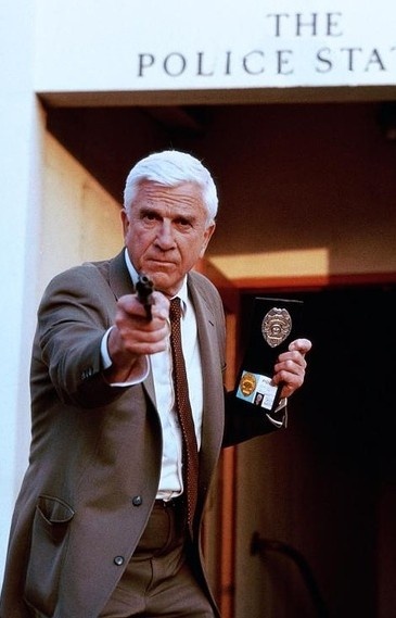 《白头神探》中莱斯利·尼尔森塑造的经典形象